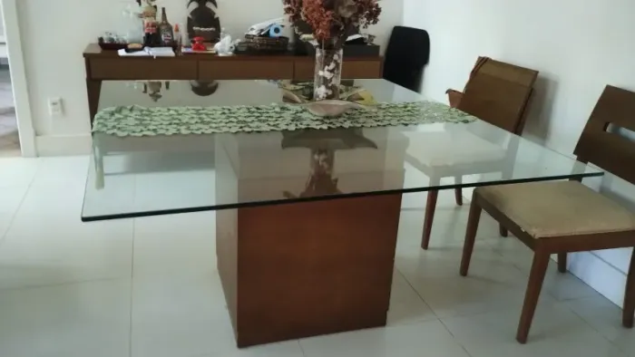 Mesa de jantar com base de madeira e tampo de vidro