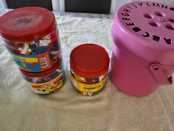 Peças de montar e potes de letrinhas