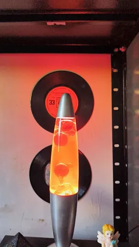 Lâmpada de lava (lava lamp) vermelha