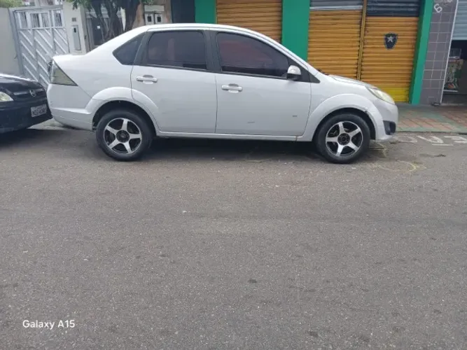 Ford Fiesta Sedan SE 1.6 8V Flex 4P 2014