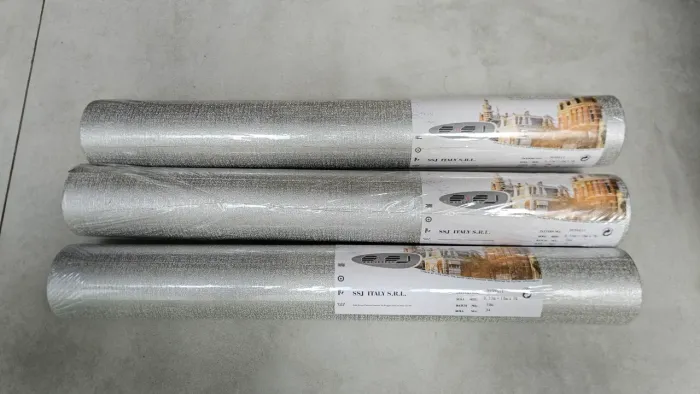 Tres rolos de papel de parede prata texturizado