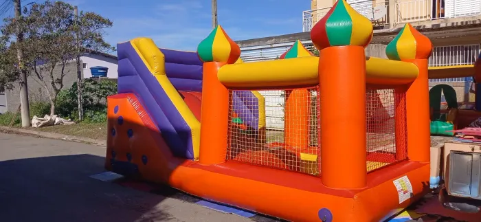 Tobogã inflável com piscina de bolinhas 
