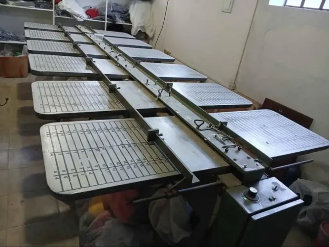Mesa aberta de estamparia com 12 berços