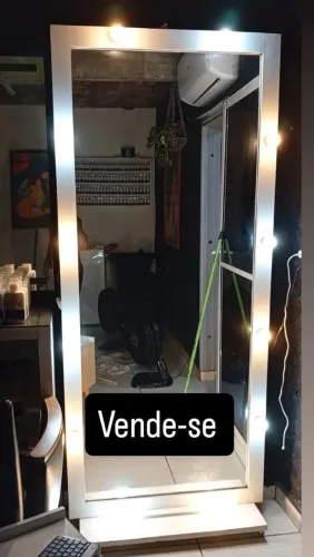 Espelho com iluminação para lojas de roupas ou salão de beleza 