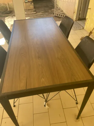 Mesa com quatro cadeiras