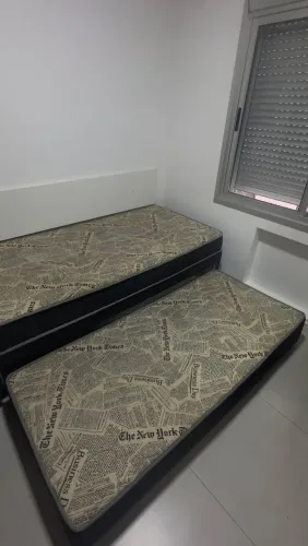 Bi cama com rodinhas.