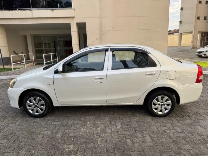 Toyota Etios X Sedan 1.5 Flex 16V 4P Mec. 2015