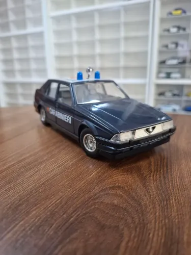Miniatura Police Burago Série I 1/24 ALFA ROMEO 75 CARABINIERI
