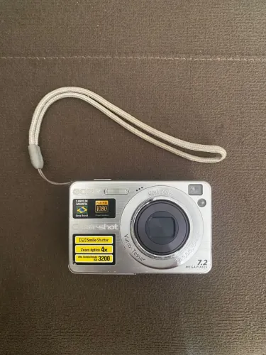 ? Câmera Retrô Sony Cyber-shot Recarregável + Cartão | R$400