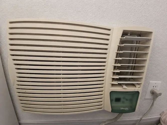 AR-CONDICIONADO SPRINGER SILENTIA FRIO/QUENTE<br><br>7.500 BTUS - QUENTE/FRIO - COM<br><br>CONTROLE