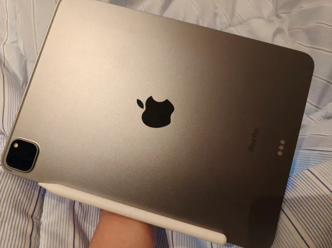iPad Pro 11" 4ª geração M2 128GB + Apple Pencil 2 | Semi-novo, impecável sem detalhes