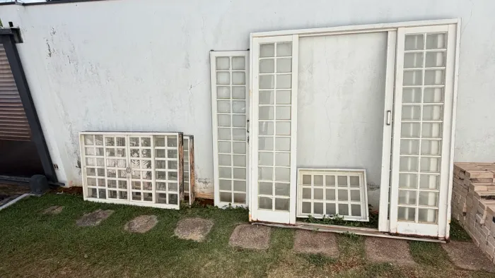 Material de Construção - Janelas, Porta de ferro com vidros e 80 m² de Telha Teggo