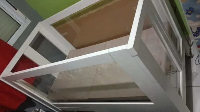 Berço branco com aquário 