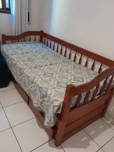 Vendo bi cama de madeira, com 3 gavetas em ótimo estado, não acompanha colchão 