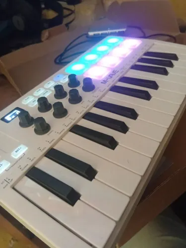 Teclado Controlador MIDI MK25 em bom estado