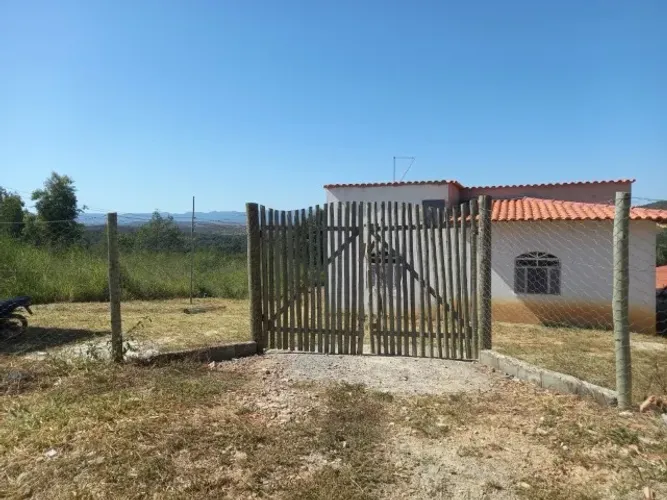 Sitio 2500 m², plano, agua, área de jogos, poço de peixes, arvores frutíferas. 
