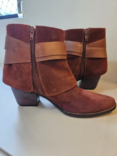 Bota em couro Arezzo