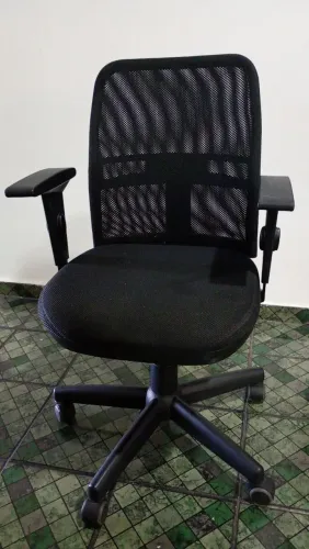 Vendo cadeira giratória, com regulação de inclinação nas costas. Muito bem conservada.