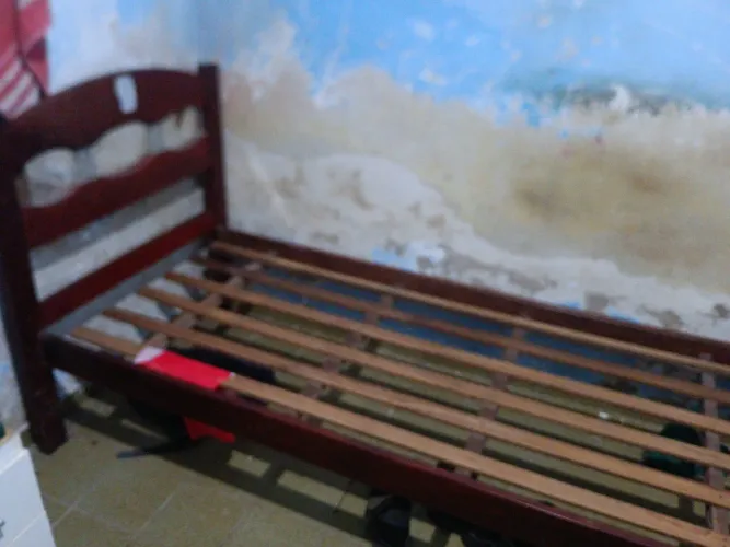 Cama de solteiro, uma de ferro e outra de madeira legítima