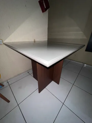 Mesa 4 lugares tampo de vidro