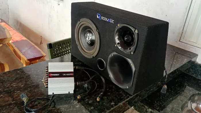 Caixa de som automotivo