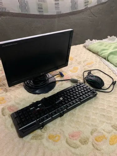 Vendo monitor de computador, com mouse e teclado