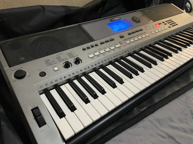 Teclado Yamaha PSR E443