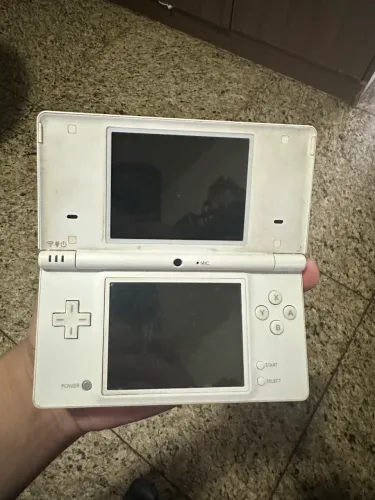 Nintendo DSi usado com carregador