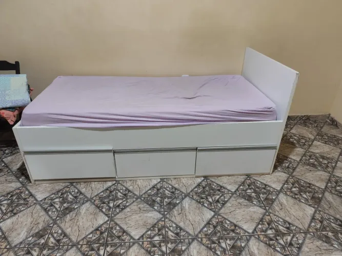 Cama 100% MDF com colchão.