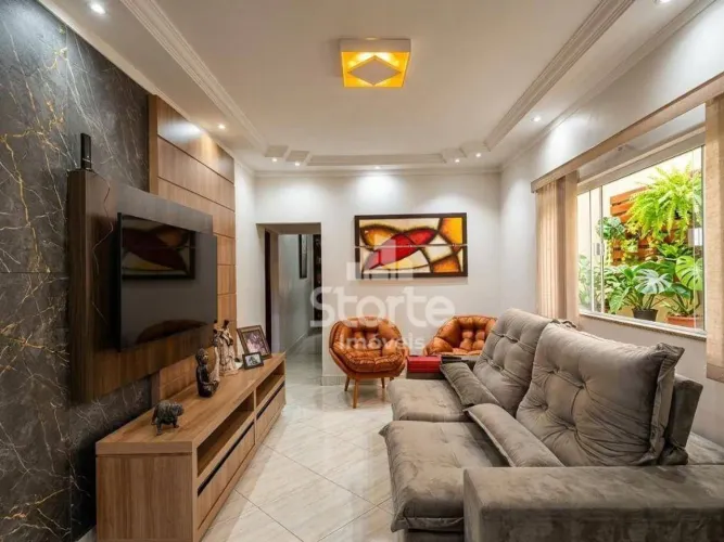 Casa com 3 dormitórios à venda, 122m² por R$ 650.000 - Presidente Roosevelt - Uberlândia/M