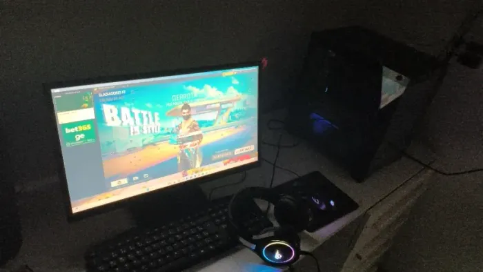 PC Gamer Completo (RTX 3050 + Ryzen 5 + 16GB RAM) + Monitor Rodando liso pra sair hj 2800