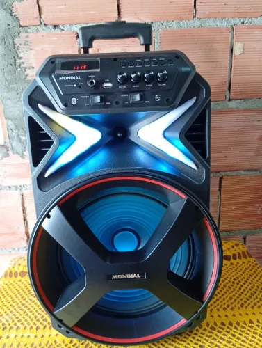 Vendo uma caixa de som ela está nova