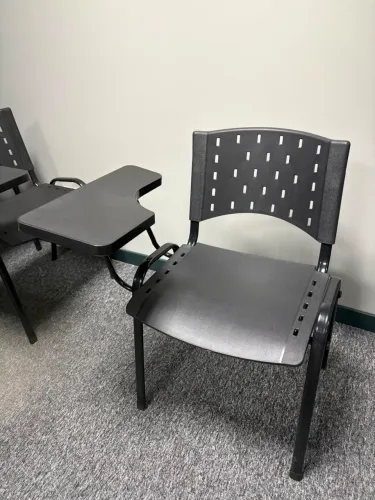 Cadeira universitária com prancheta removível - 20 unidades disponíveis