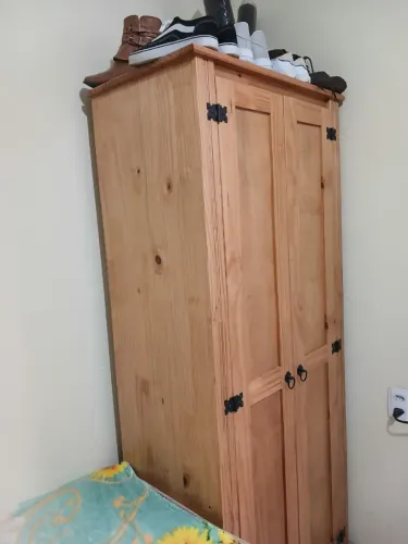 Guarda roupa de madeira