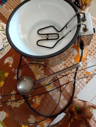 Vendo uma fritadeira elétrica.