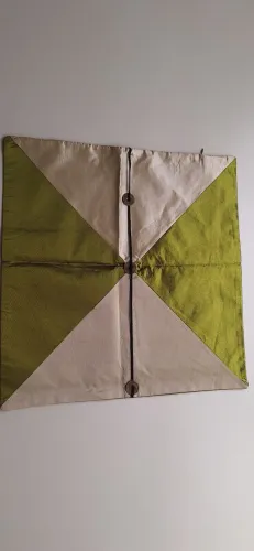Capa de almofada em cetim verde e marfim 