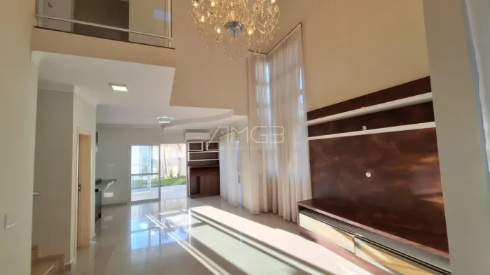 Casa á Venda em Valinhos com 3 suítes e lavabo