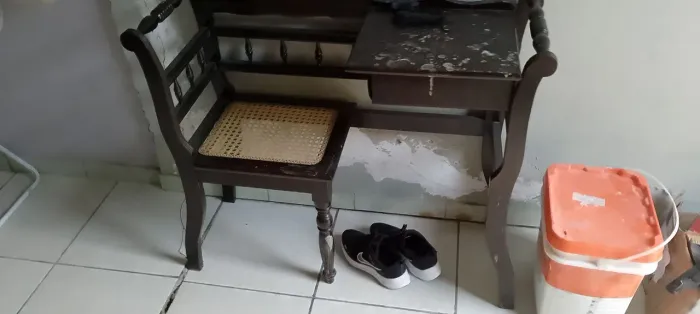 Conjunto de mesa e cadeira retrô.