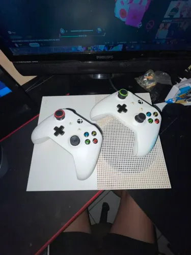 Xbox One S 1Tb SSD c/2 controles (aceito troca e passo cartão)