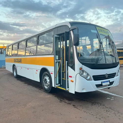 Ônibus escolar ano 2015 com 44 lugares disponível para venda em cascavel PR