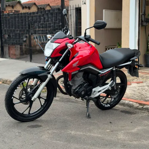 Vendo essa linda 160. Está Nova.