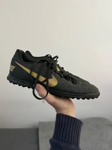 Chuteira Nike Beco 2 Society Preta e Dourada Tamanho 40