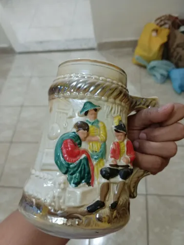 Caneca De Chopp Alemã Antiga De Cerâmica Em Alto Relevo