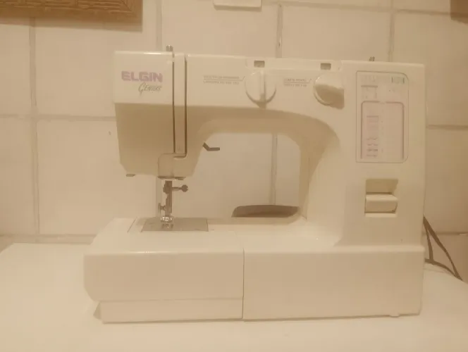 Máquina de costura Elgin Genius