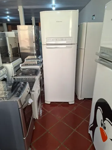 Geladeira electrolux frost free 470 litros super conservada sem amassada e ferrugen