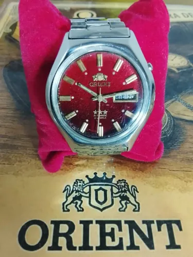 Relógio Orient vermelho revisado polido 