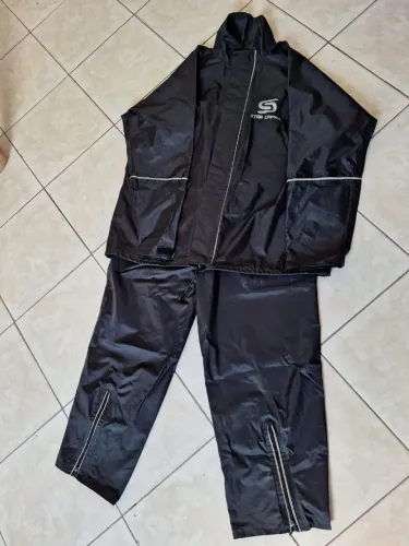 VENDO BAG MAIS CAPA DE CHUVA DE NAYLON. Acompanha dois capacetes.