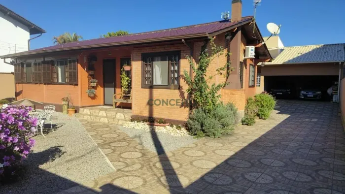 Casa com Duas Residências à Venda no Campeche Florianópolis/SC | Amplo Terreno e Excelent