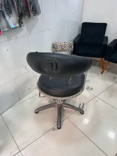 Vende- se cadeira de cabeleireiro, hidráulica, somente estofado danificado