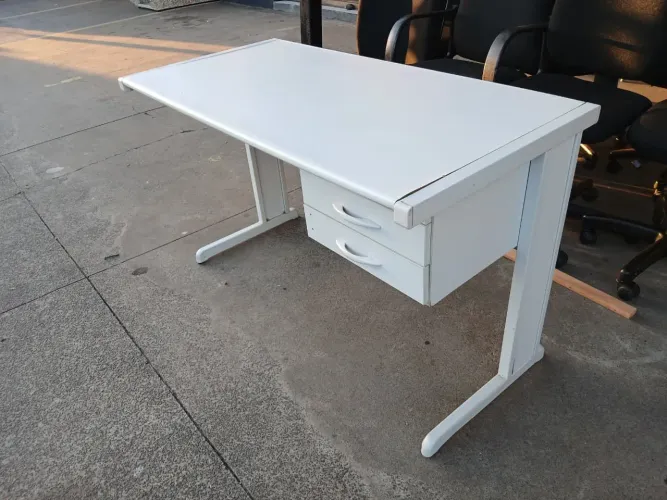 Mesa para escritório reforçada com duas gavetas seminova conservada